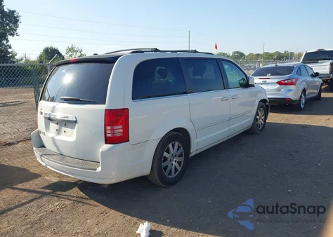 2008 Chrysler Town & Country Touring z USA, uszkodzony, nr VIN 2A8HR54P28R708919
